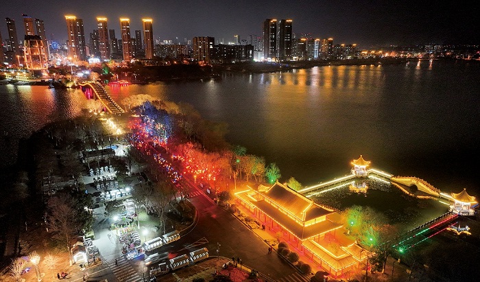 西雙湖景區流光溢彩.jpg