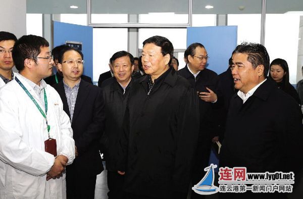 省委書記婁勤儉與我市企業(yè)研發(fā)人員交流。    記者 王振 攝